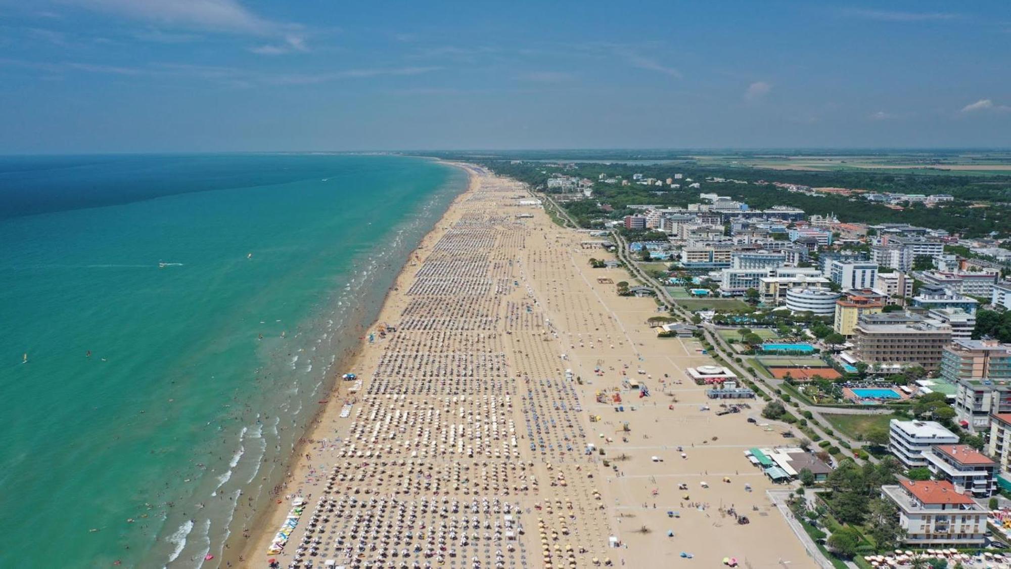 Apartment Colorful With Air Conditioning Bibione